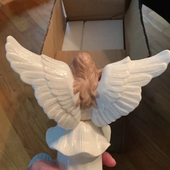 HOLIDAY PORCELAIN ANGEL BRAND NEW IN BOX - Picture 4 of 5